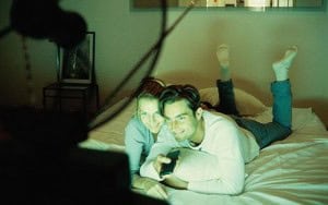 Casal assiste video picante